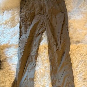 Royal Robbins Men's Cargo Pants in Khaki
